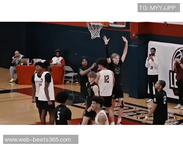 杜克新星卡梅隆布泽尔闪耀赛场砍下32分助球队开季豪取18胜1负